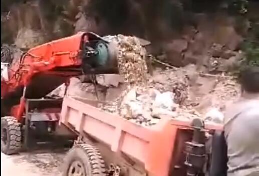 皮帶扒渣機(jī)出渣實(shí)況圖.jpg 皮帶扒渣機(jī)出渣實(shí)況圖.jpg