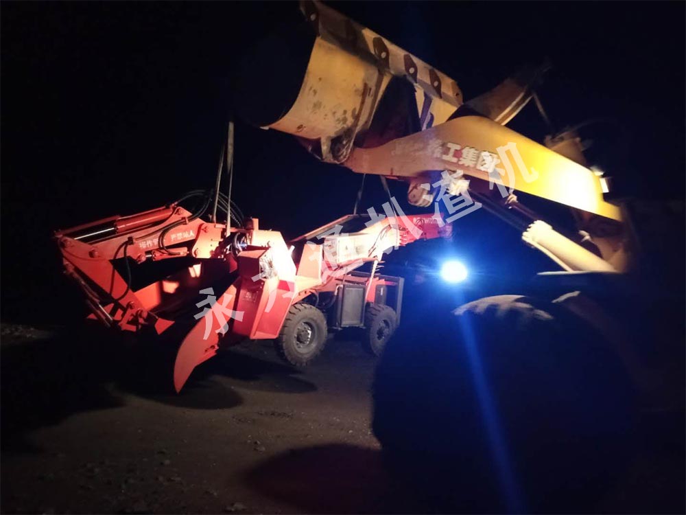 永力通礦用扒渣機(jī)作業(yè) (4).jpg 永力通礦用扒渣機(jī)作業(yè) (4).jpg